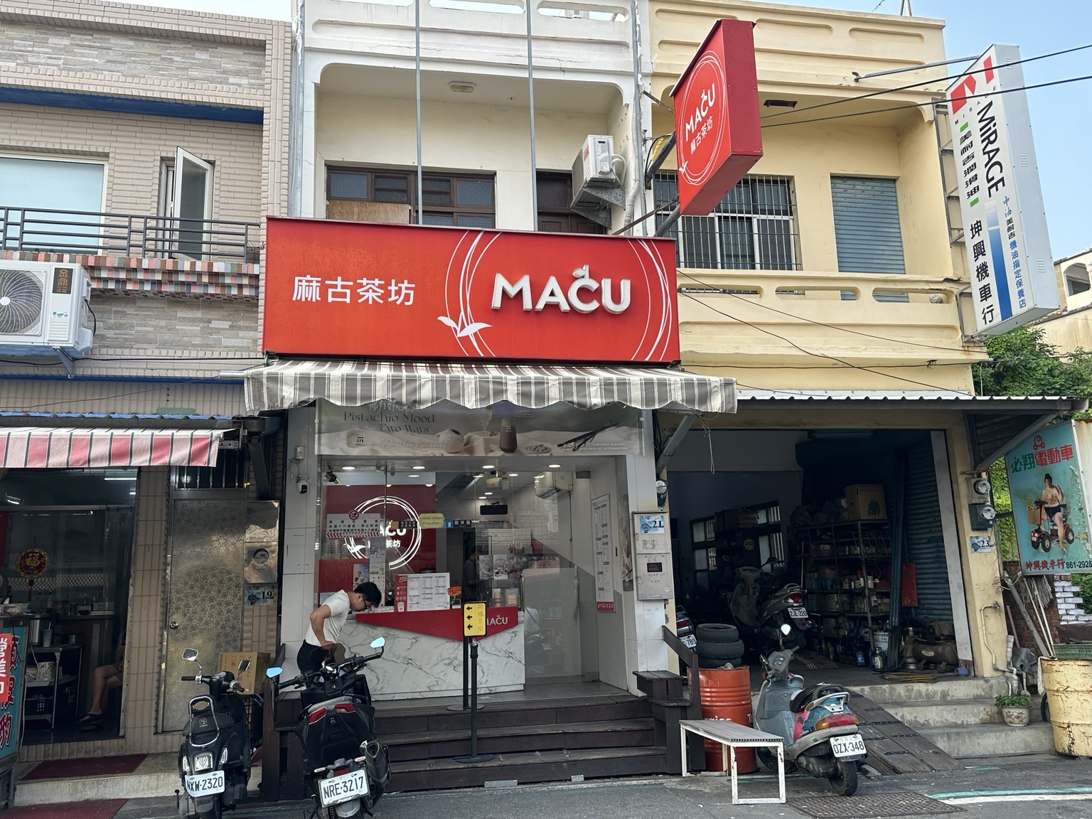 麻古茶坊小琉球店民生路21號門市外觀，紅色MACU招牌與店面入口